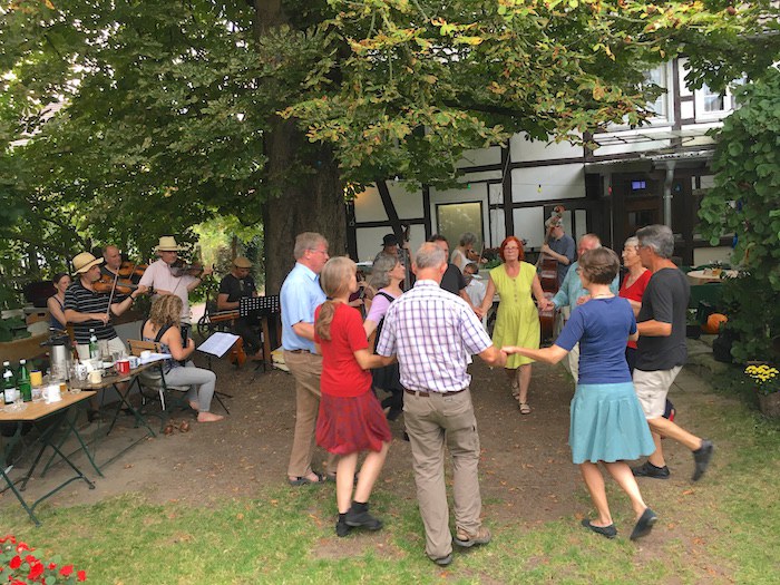 Dahlhoff Tanzbegeisterte im Garten des Gasthofes Witteborg
